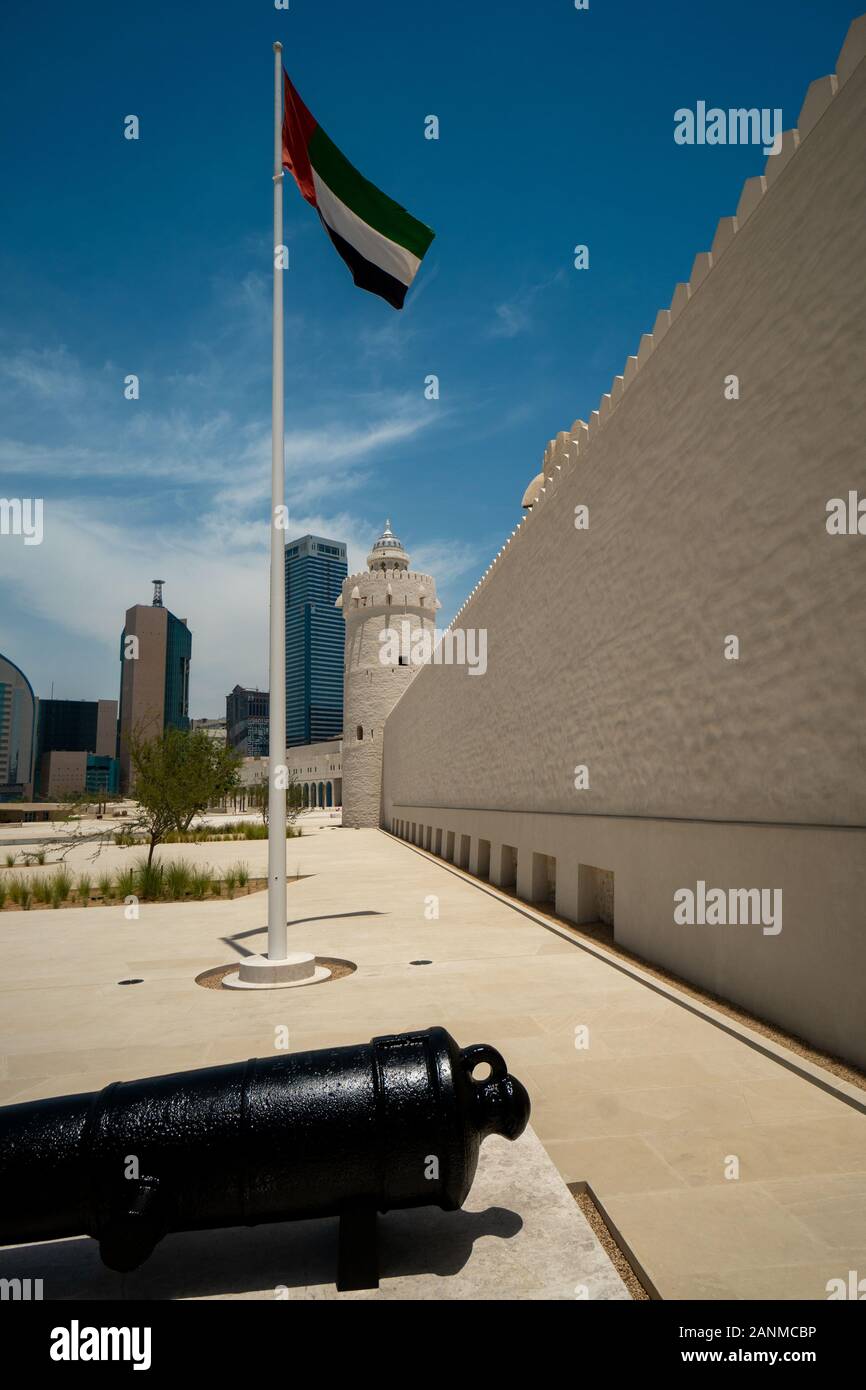 In der Stadt Abu Dhabi Es gibt mehr zu sehen als nur die Große Moschee. Das Qasr Al Hosn ist ein gutes Beispiel für einen beeindruckenden Anblick in der Stadt. Stockfoto