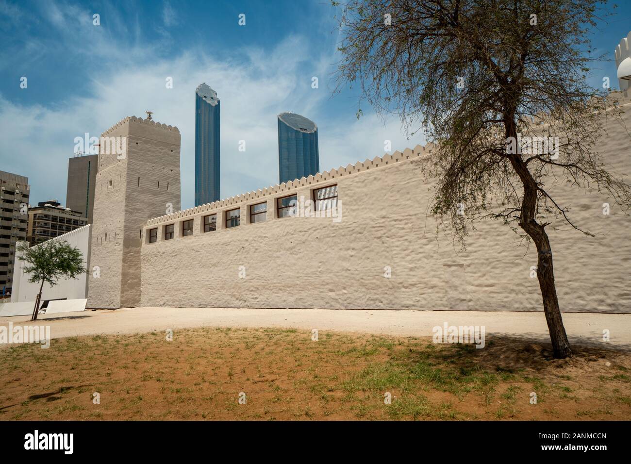 In der Stadt Abu Dhabi Es gibt mehr zu sehen als nur die Große Moschee. Das Qasr Al Hosn ist ein gutes Beispiel für einen beeindruckenden Anblick in der Stadt. Stockfoto