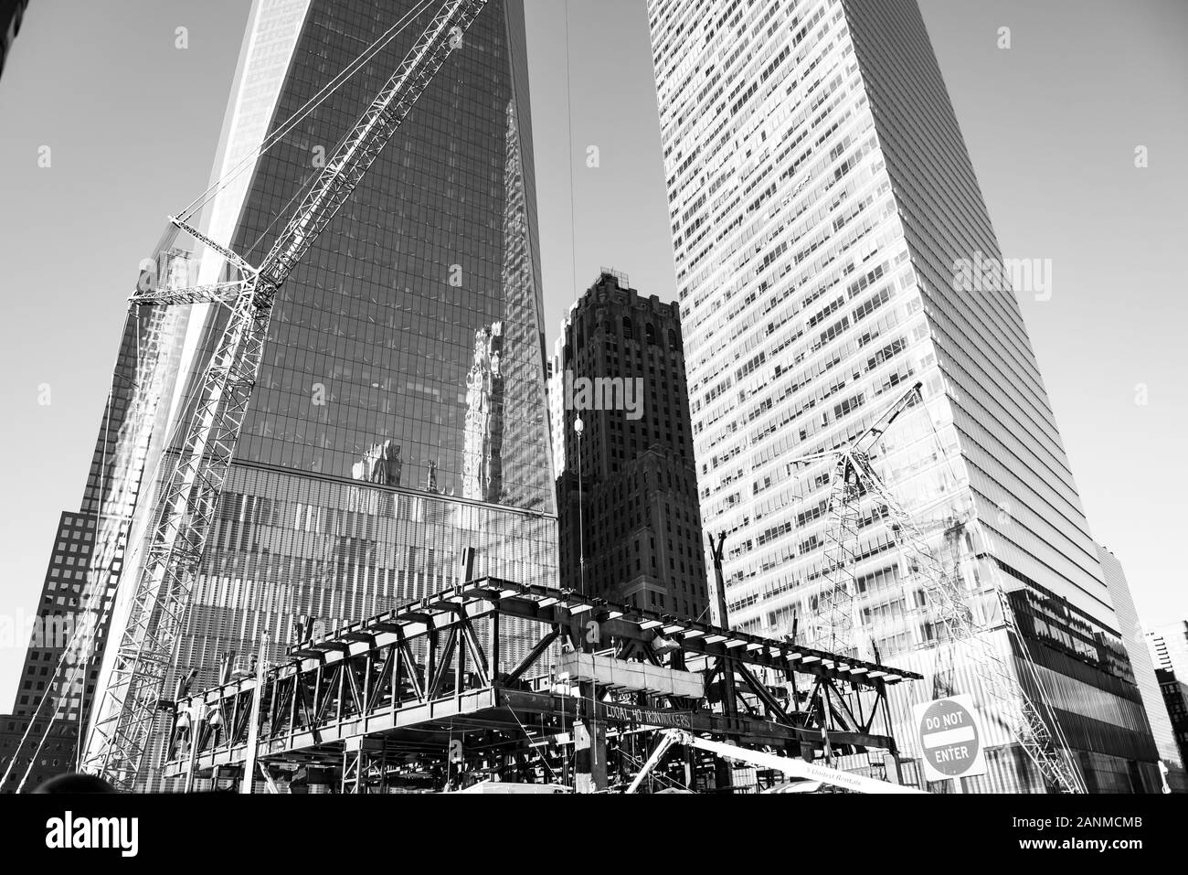 Schwarz-Weiß-Bild der Oculus, ein Denkmal gebaut nach der Zerstörung der Twin Towers auf 9/11. Stockfoto