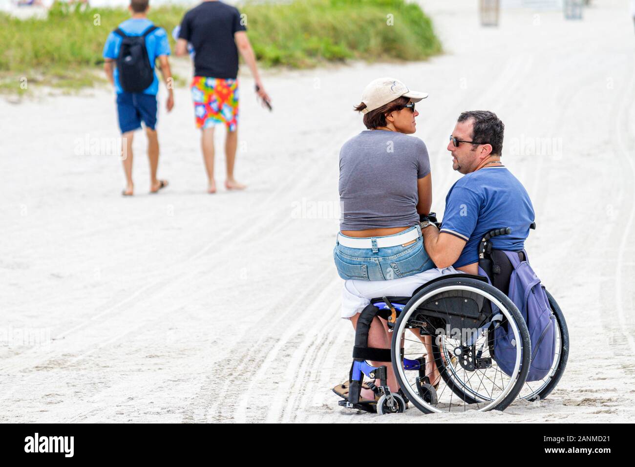 Miami Beach, Florida, öffentlicher Strand, Rollstuhl, behinderte Menschen, Männer, Frauen, FL100831068 Stockfoto