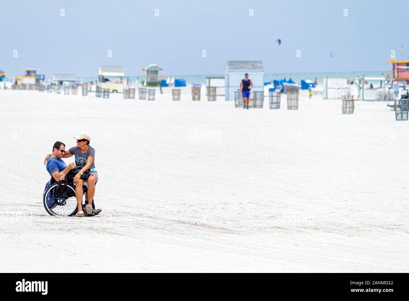 Miami Beach, Florida, öffentlicher Strand, Rollstuhl, Behinderte, besondere Bedürfnisse, Mann Männer, Frau, Frauen, FL100831067 Stockfoto