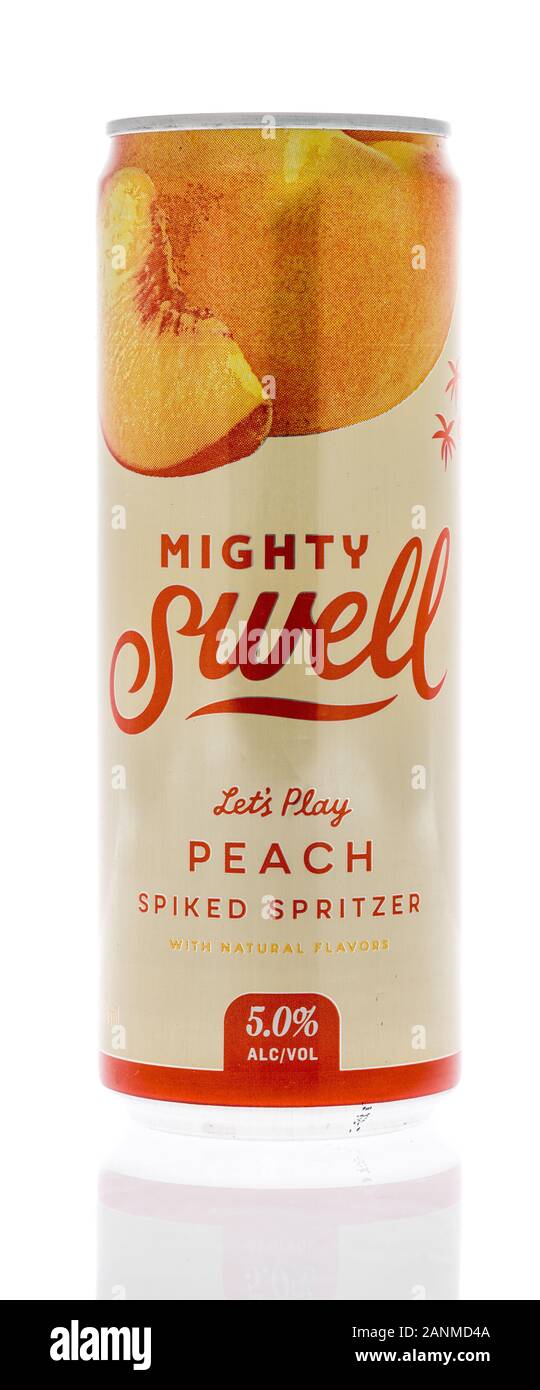 Winneconne, WI - 5. Januar 2019: Ein kann der Mächtigen Dünung seltzer Alkohol auf einem isolierten Hintergrund Stockfoto