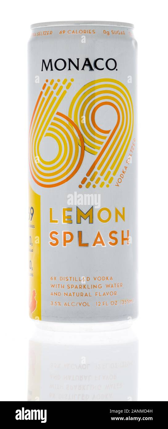 Winneconne, WI - 5. Januar 2019: A kann von Monaco 69 Schaumwein Alkohol auf einem isolierten Hintergrund Stockfoto