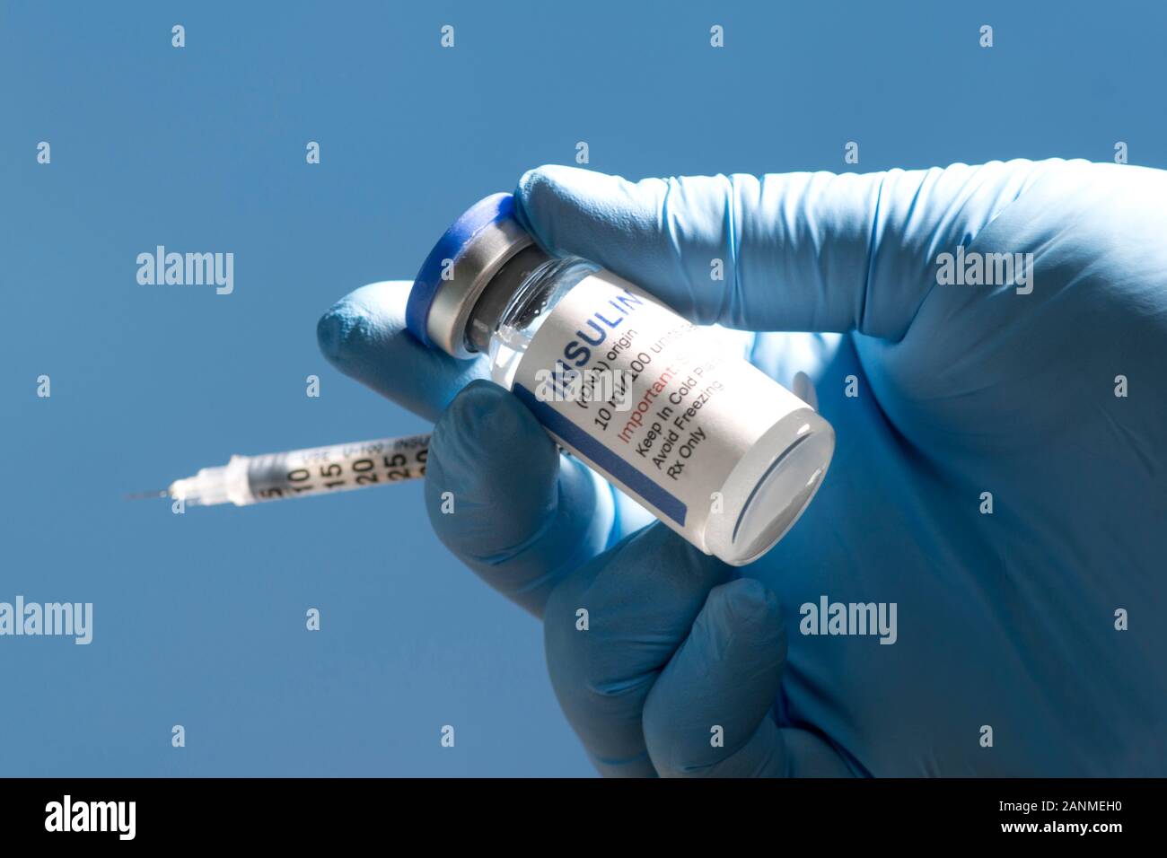 Krankenschwester hält Insulin und die Spritze in der behandschuhten Hand. Stockfoto