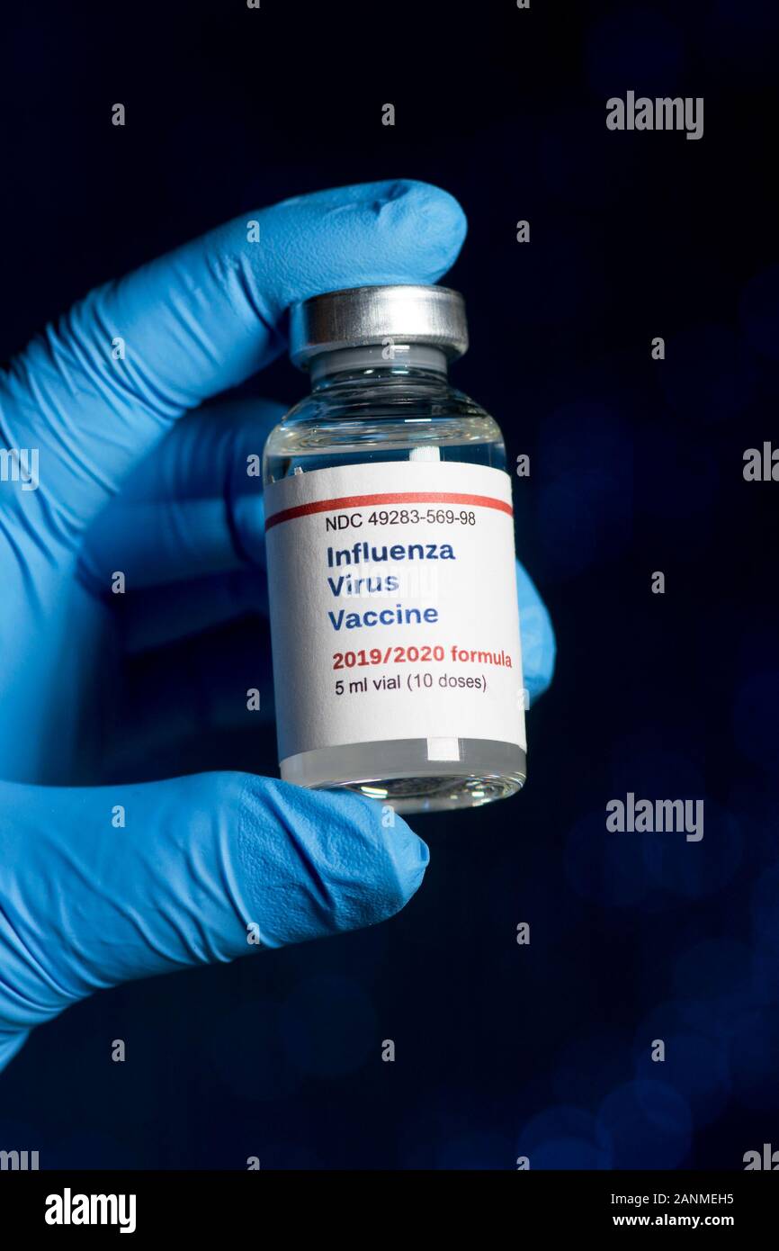 2019/2020 Grippe Grippeimpfung Impfstoff in Handschuhen von healthcare Arbeiter statt. Stockfoto