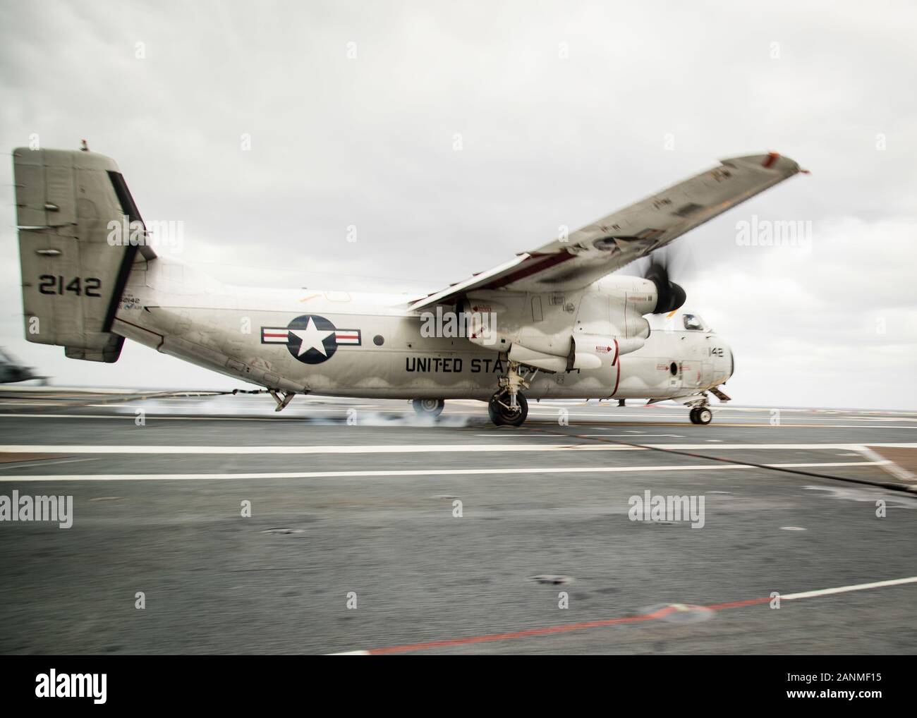 Atlantik (Jan. 17, 2020) eine C-2A Greyhound, für die Prüfung und Bewertung von Squadron (VX) 20, landet an Bord der USS Gerald R. Ford's (CVN 78) Flight Deck zugeordnet. Ford führt derzeit Flugzeuge Kompatibilitätstests auf seine elektromagnetische Flugzeuge starten (EMALS) und Advanced verhaften Gang (AAG) weiter zu prüfen. (U.S. Marine Foto von Mass Communication Specialist 3. Klasse Ryan Carter) Stockfoto