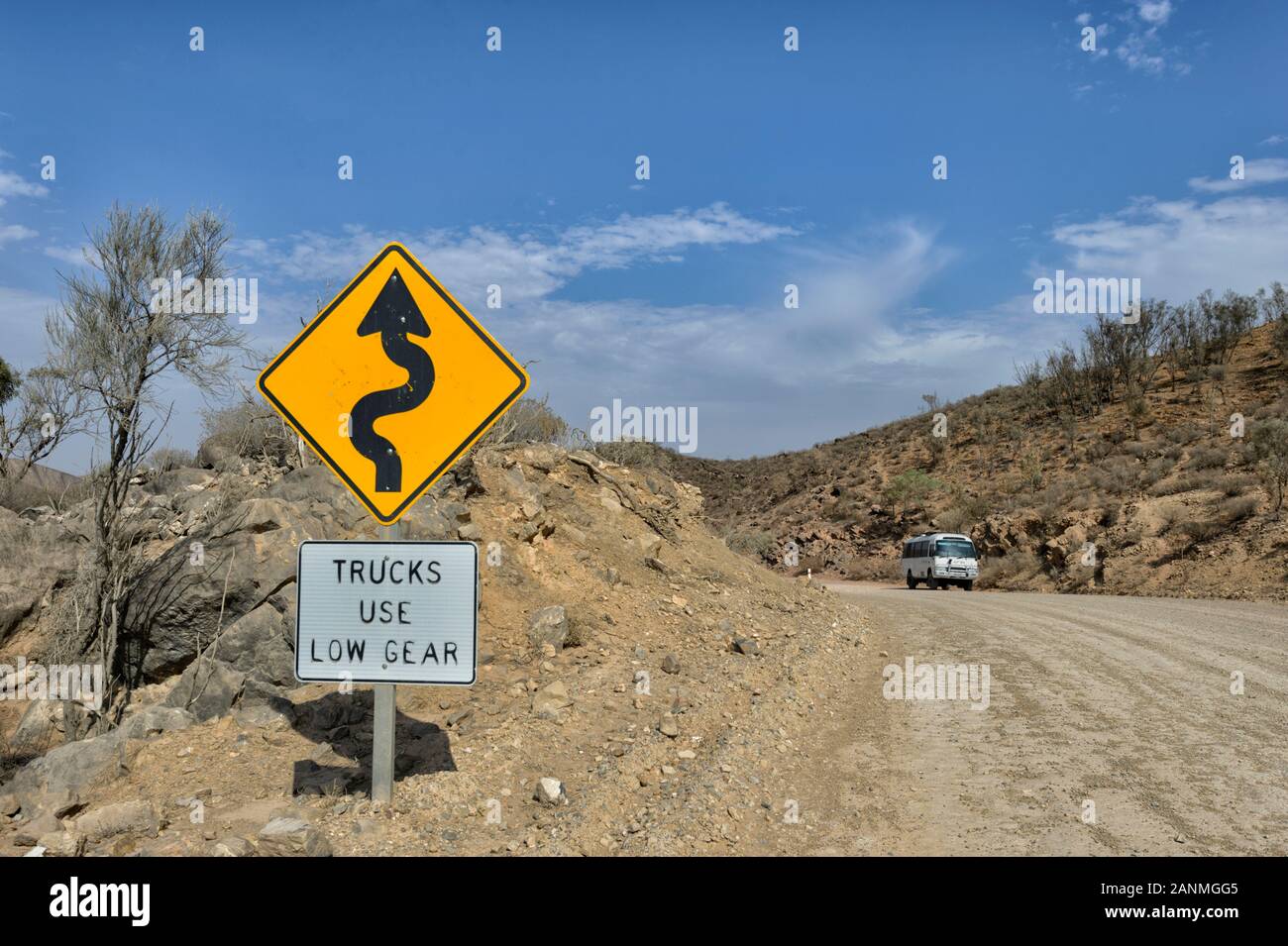 Schild Warnung vor einem steilen Abstieg und kurvenreiche Straße durch Ikara-Flinders Ranges National Park, South Australia, Australien Stockfoto