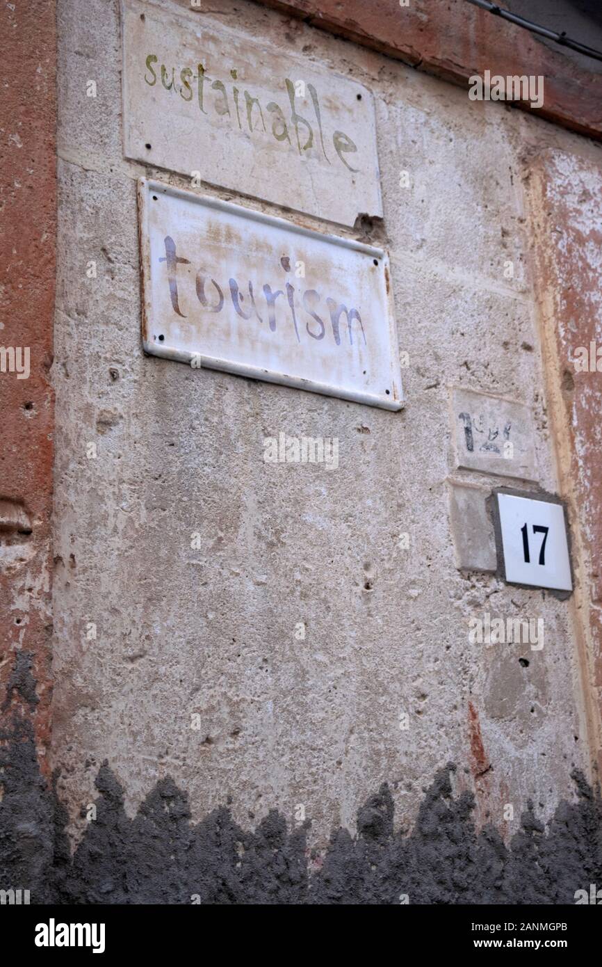 Nachhaltiger Tourismus mit neugierig auf die alte Straße Zeichen geschrieben Stockfoto