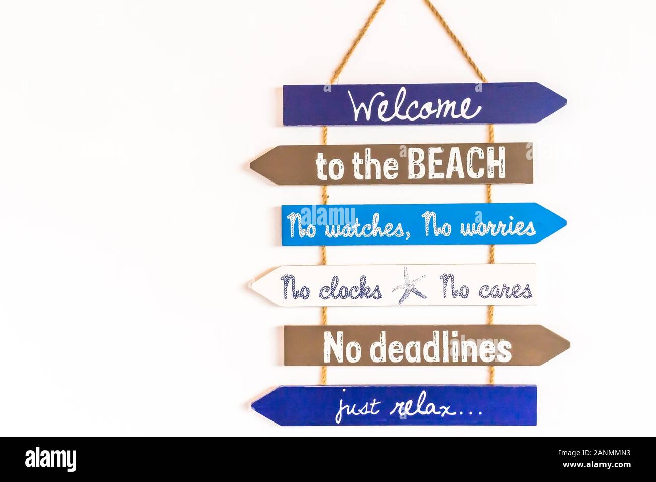 Strand mit Zeiger zum Strand willkommen und auf weißem Hintergrund mit Platz für Text isoliert Entspannen Stockfoto