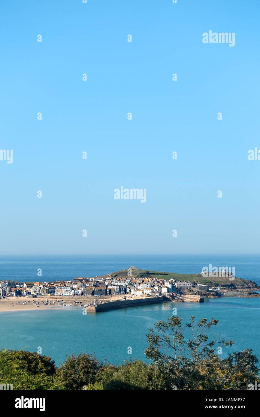 Luftaufnahme der Cornish Stadt am Meer und Ferienort St. Ives in Cornwall im September mit klaren blauen Himmel, England, Großbritannien Stockfoto