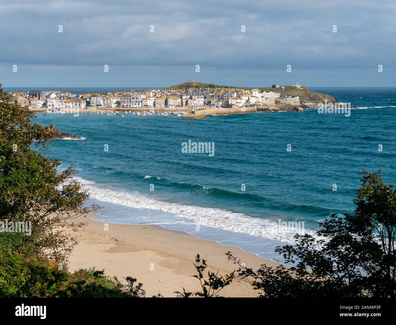Sandy Porthminster Beach mit der Cornish Stadt am Meer und Ferienort St. Ives darüber hinaus an einem Spätsommerabend, Cornwall, England, Großbritannien Stockfoto