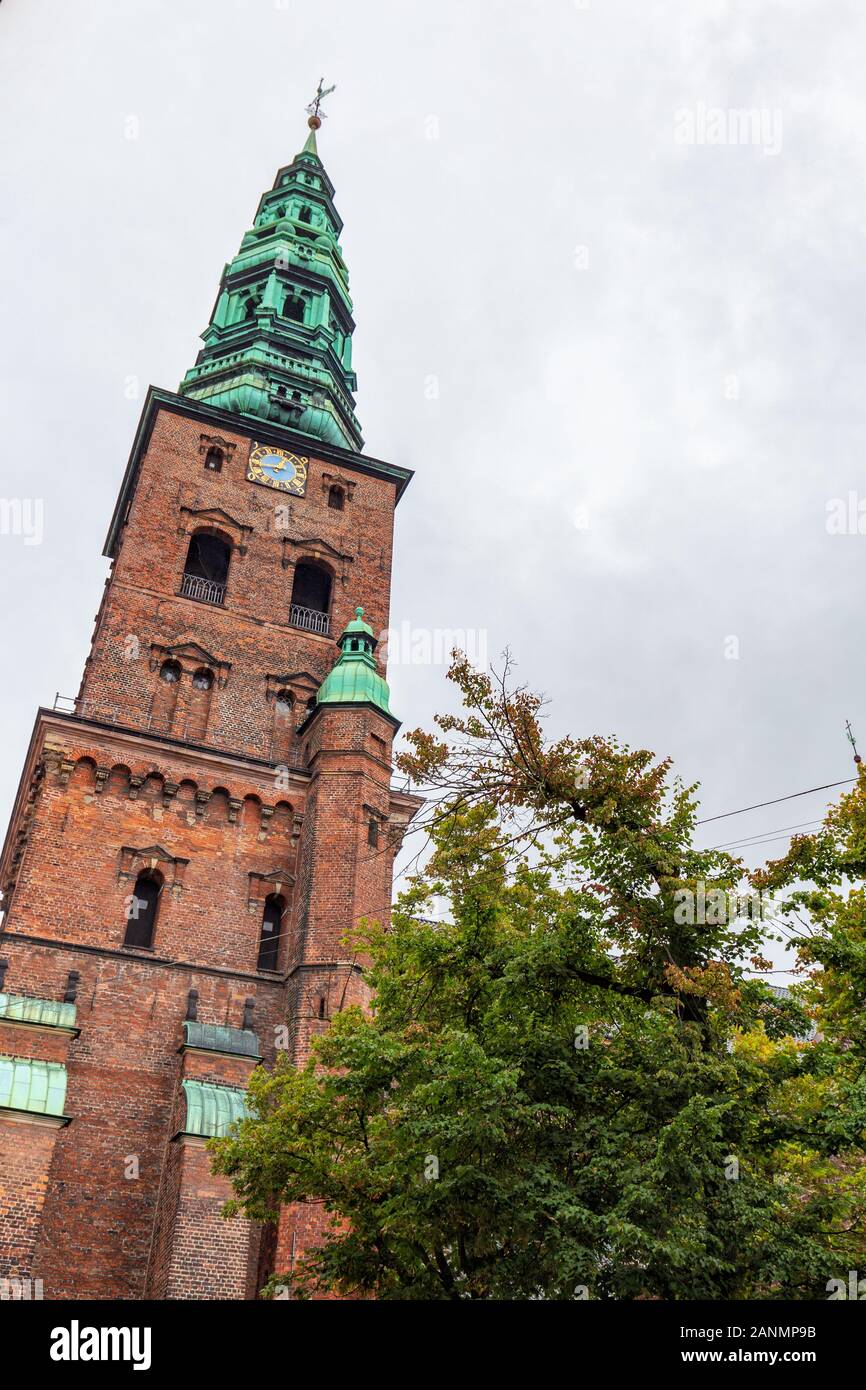 Ein schöner grüner Turm am Nikolaj Kunsthalle Museum für zeitgenössische Kunst in Kopenhagen, Dänemark. Stockfoto