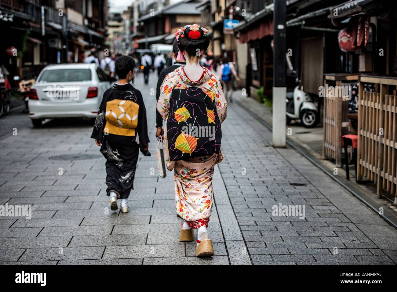 japanische Maiko und Geisha auf den Straßen von kyoto Stockfoto