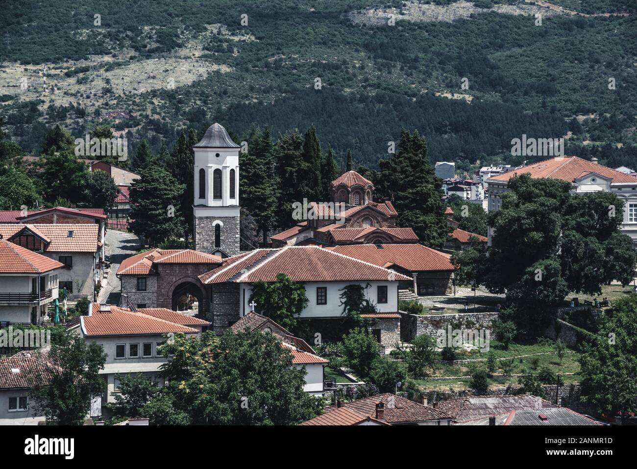 Panorama der Stadt Ohrid in Nord-Mazedonien. Kirchturm im Zentrum. Stockfoto