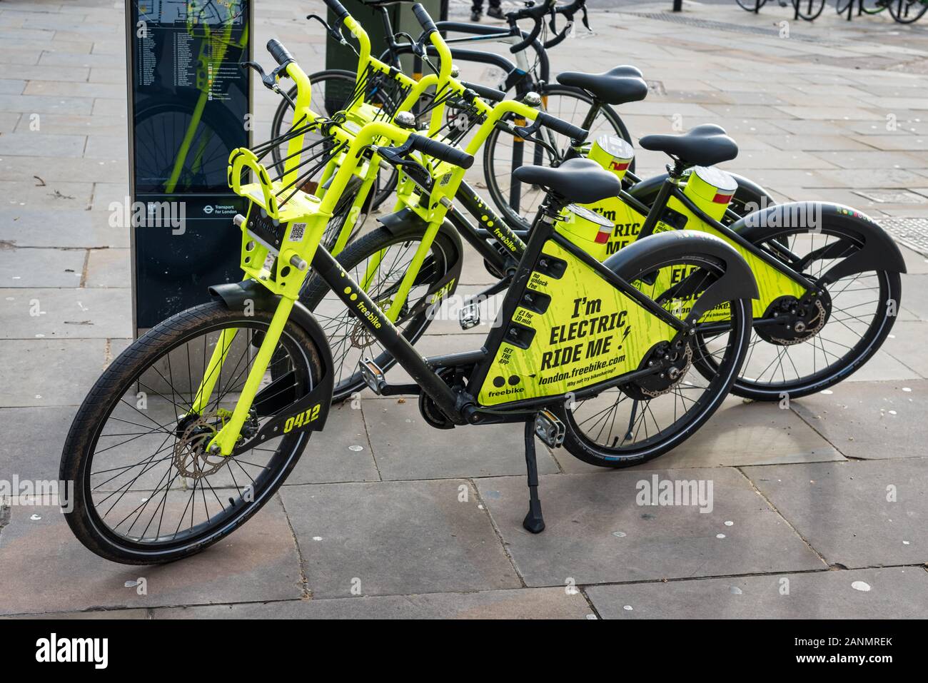 London, Großbritannien - 16 Januar, 2020: Dockless elektrische Fahrräder in London Fuß Pfade Stockfoto