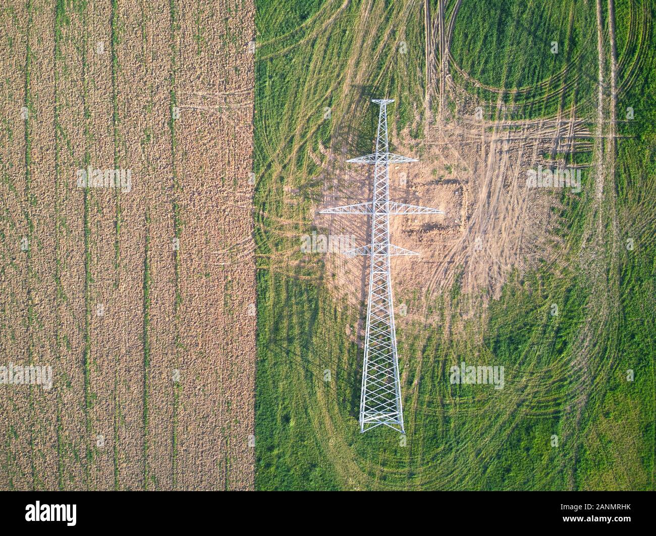 Strom Power Tower auf dem Boden. Engineering und Industrial Szene. Stockfoto