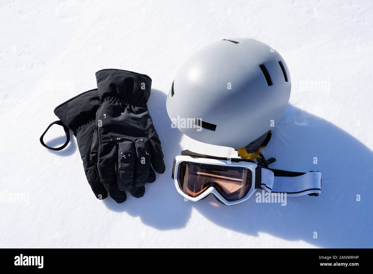 Handschuhe und Schutzbrillen, Schnee gegen verwackelte Berg Hintergrund Stockfoto