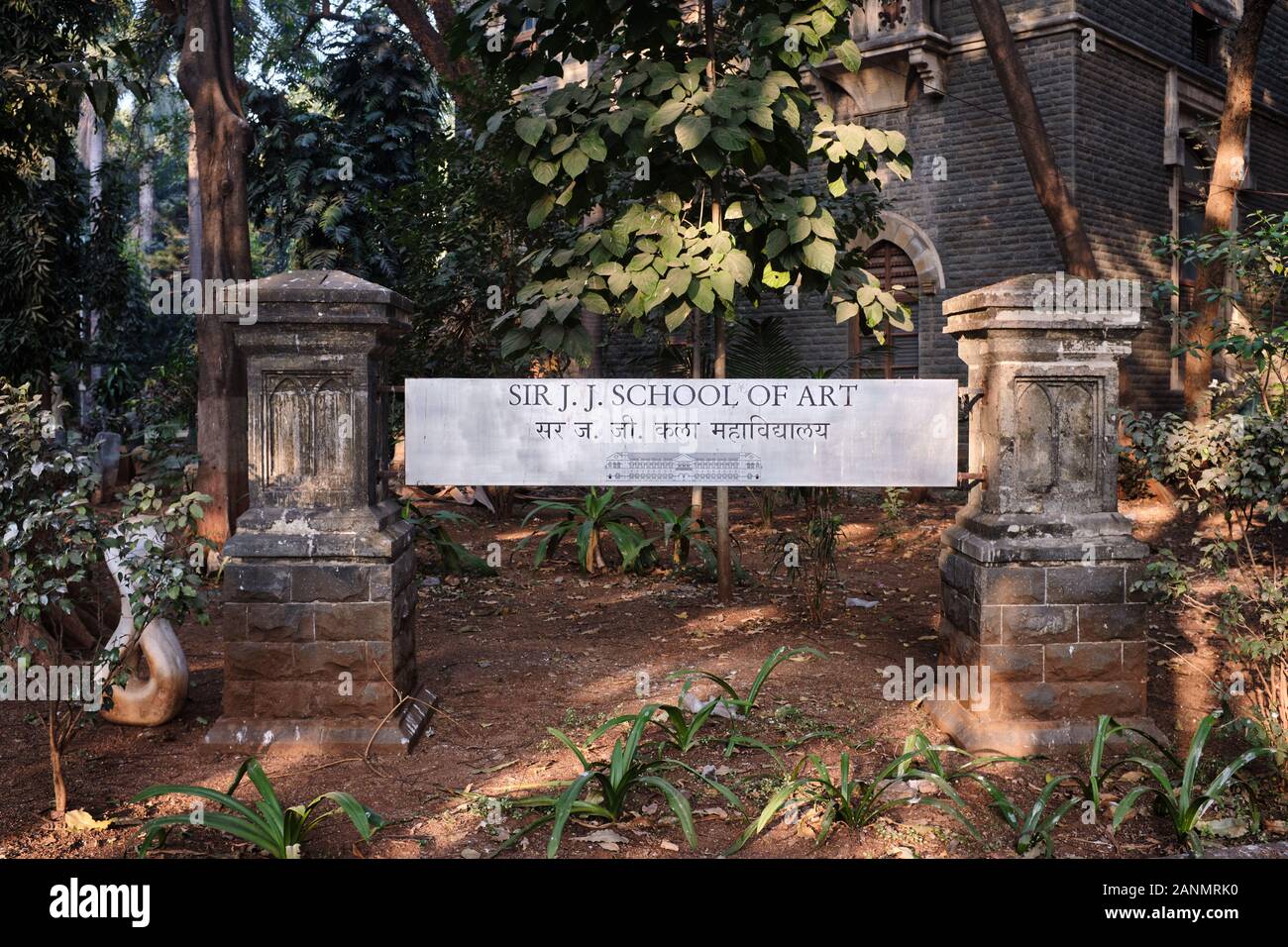 Eintritt in die koloniale Sir Jamsetjee Jeebhoy School of Art (J.J. School of Art), Dr. Dadabhai Naoroji Road, in der Nähe von Crawford Market, Mumbai, Indien Stockfoto