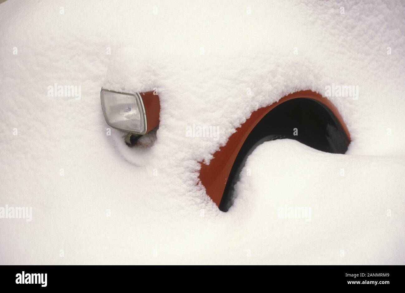 Citroen 2CV im Schnee - Citroen 2CV unter Schnee Stockfoto