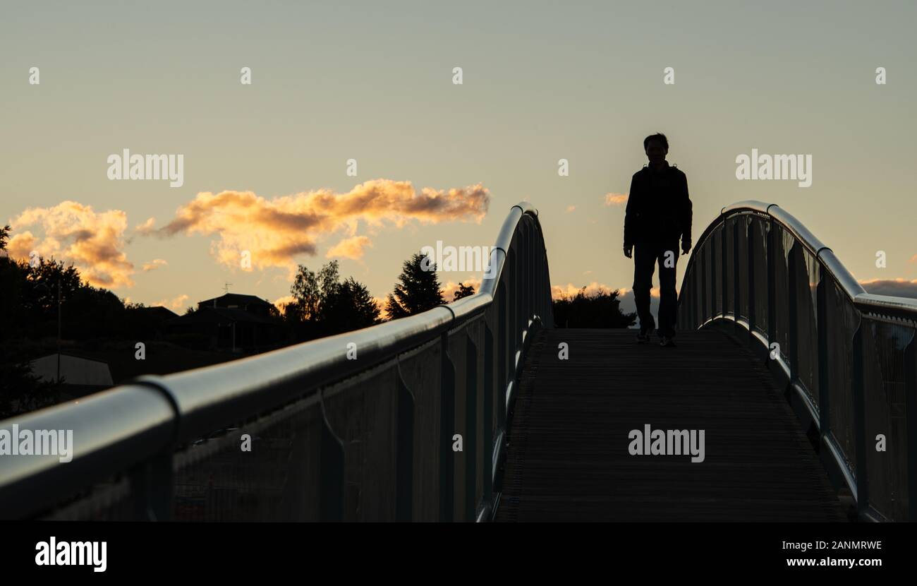 Silhouette Mann stand auf der Brücke am Lake Tekapo, Neuseeland Stockfoto