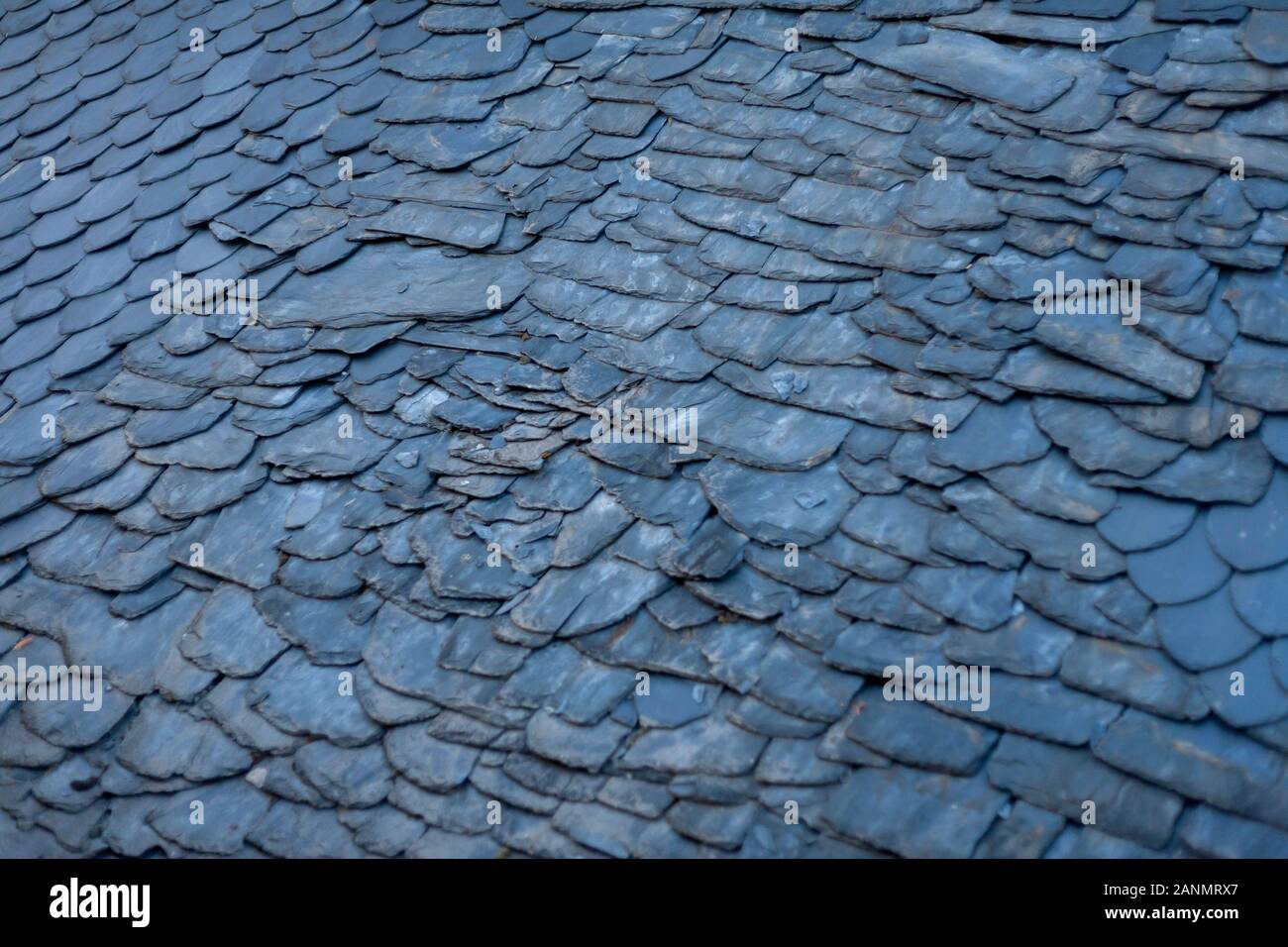 Detail eines Schieferdaches. Ponferrada, Spanien, ist eine alte Stadt mit einer mittelalterlichen Burg. Dieses Bild wurde beim Spaziergang in El Camino de Santiago in Spanien aufgenommen. Stockfoto