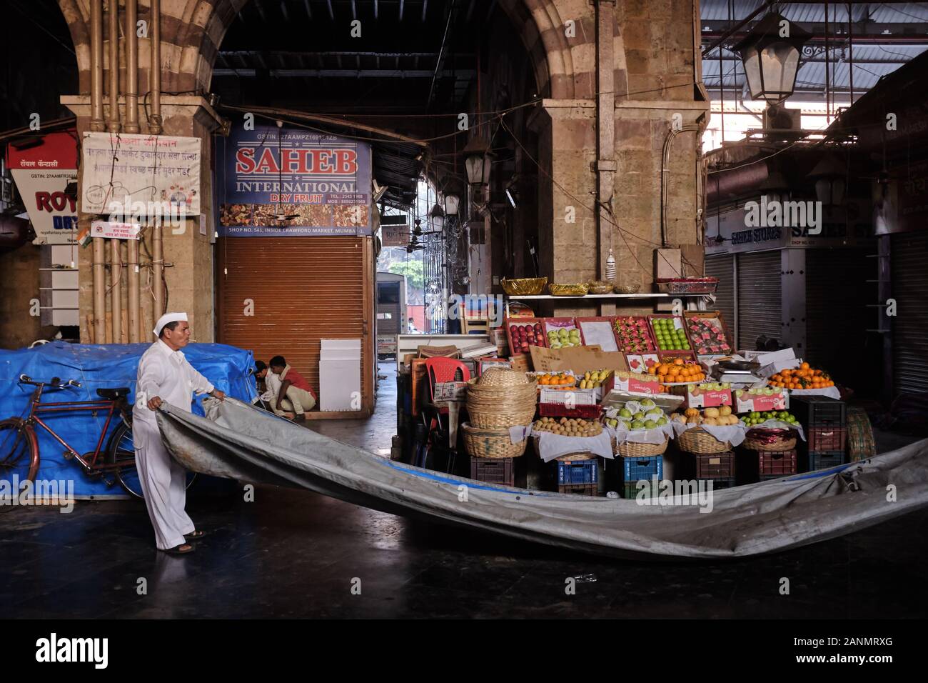 Blick auf den Crawford Market oder den Mahatma Jyotiba Phule Market, einen wegweisenden Obst- und Gemüsemarkt aus der Kolonialzeit in Mumbai, Indien Stockfoto