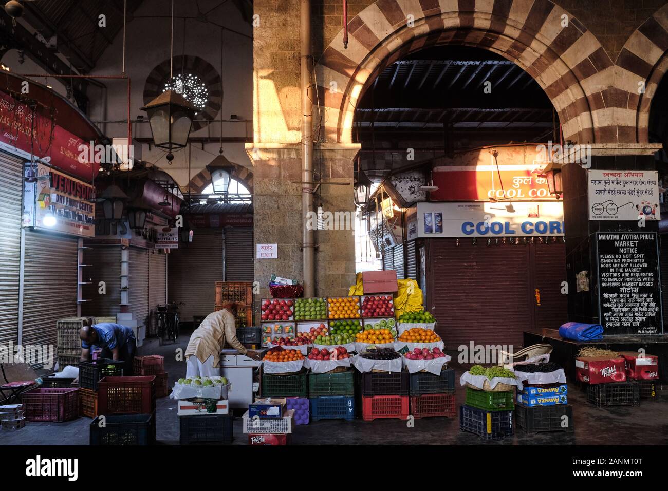 Blick auf den Crawford Market oder den Mahatma Jyotiba Phule Market, einen wegweisenden Obst- und Gemüsemarkt aus der Kolonialzeit in Mumbai, Indien Stockfoto