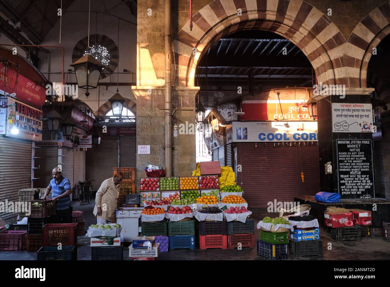 Blick auf den Crawford Market oder den Mahatma Jyotiba Phule Market, einen wegweisenden Obst- und Gemüsemarkt aus der Kolonialzeit in Mumbai, Indien Stockfoto