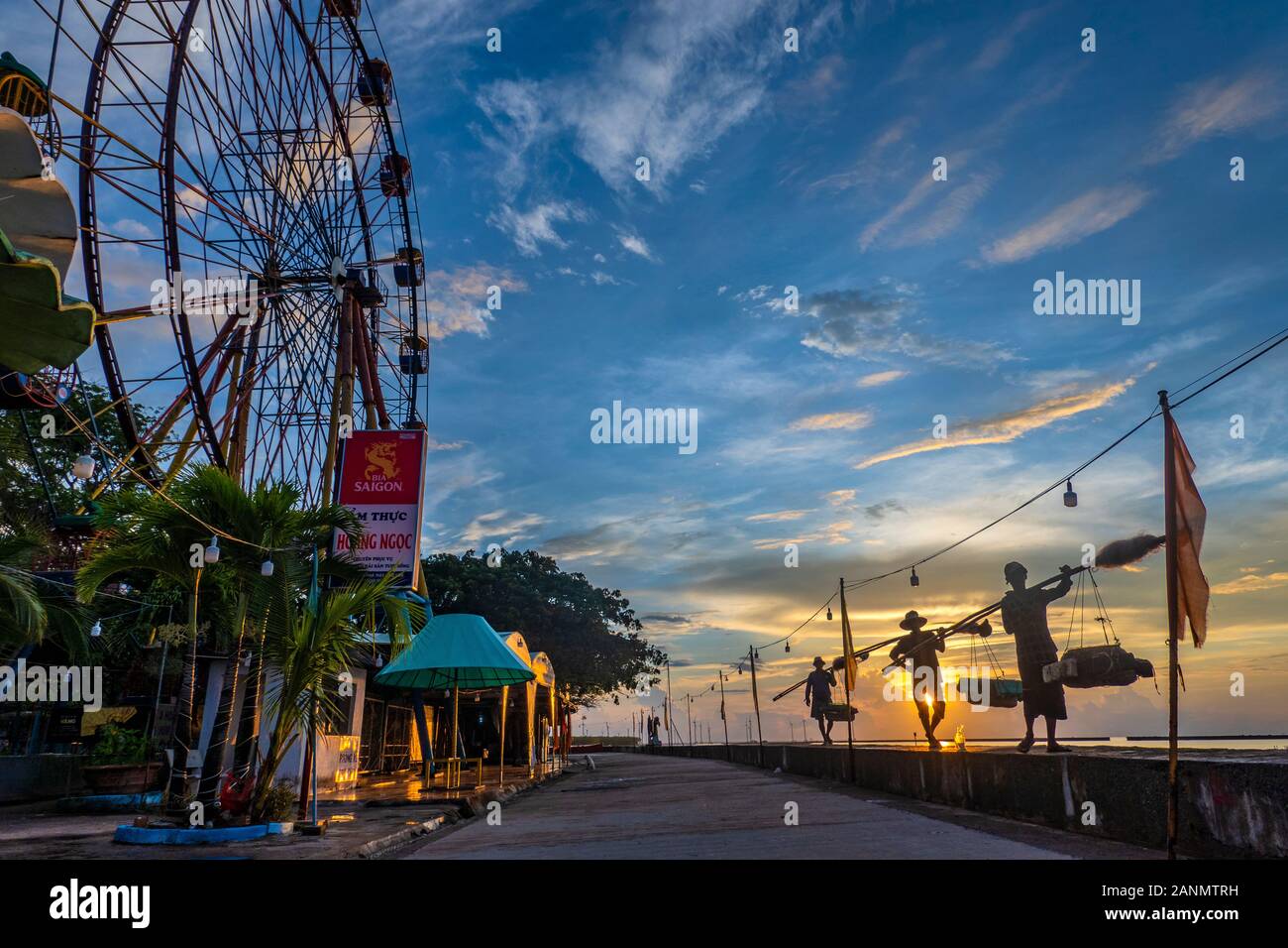 sunrise Fischer Silhouetten Rückkehr von der Fischerei Arbeit in vietnam Stockfoto