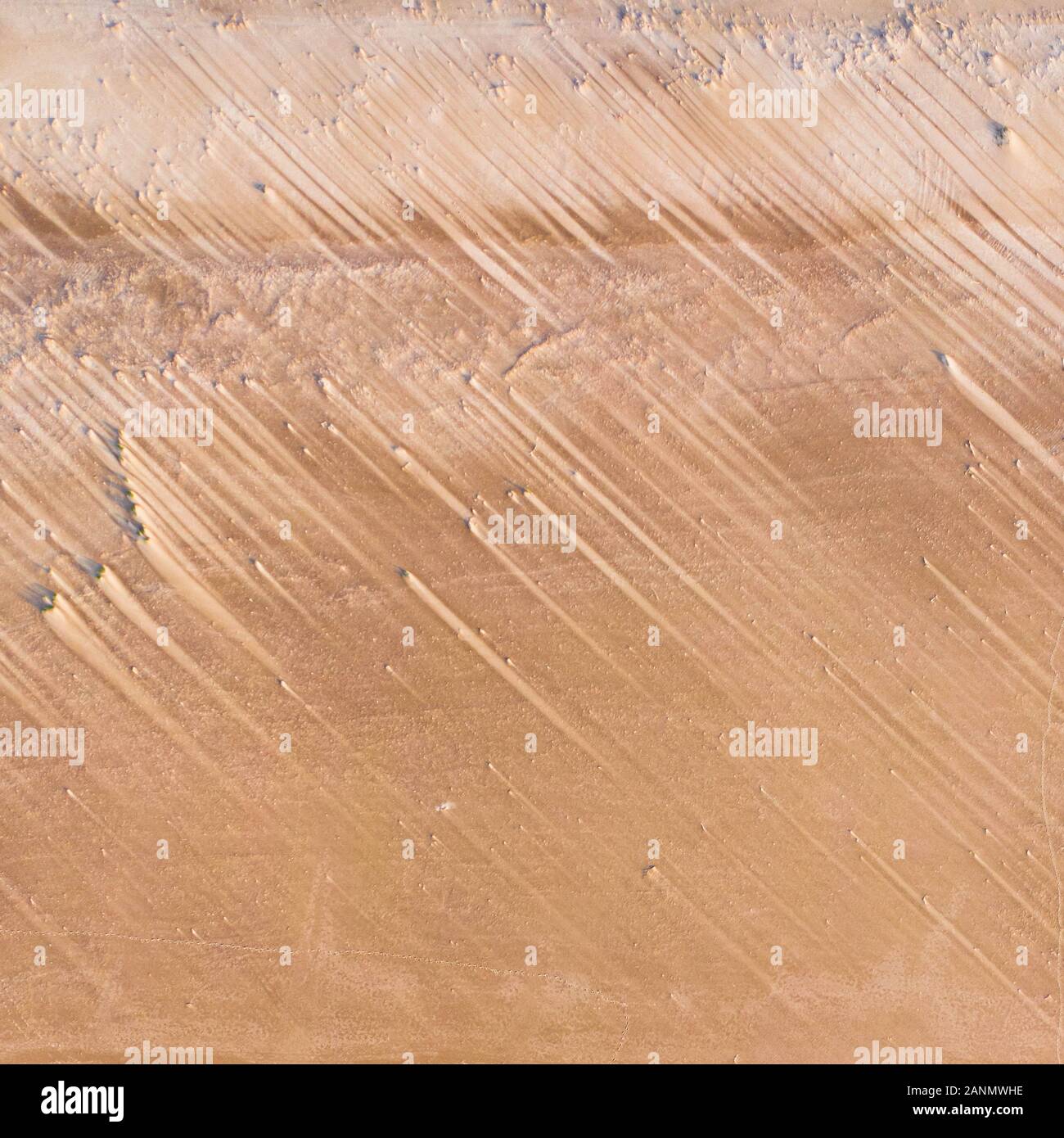 Abstrakte Streifen in den Sand aufgeschichtet, die durch den Wind. Interessante sandy Tapete. Stockfoto