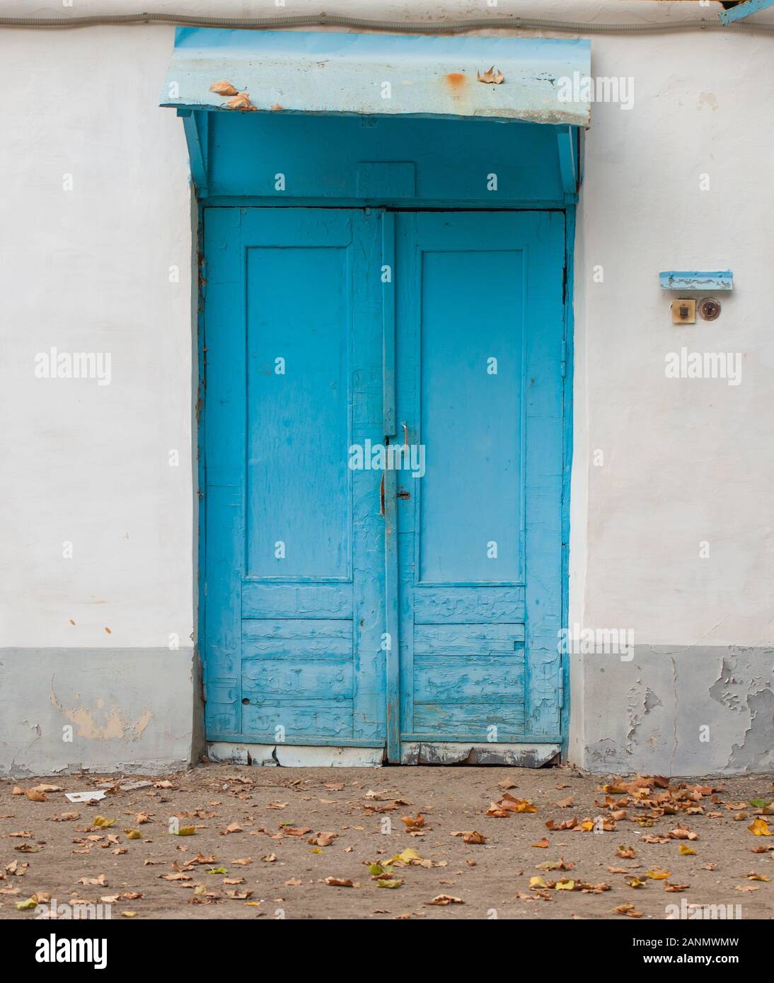 Hölzerne Tür auf einem alten, verlassenen Garage Stockfoto