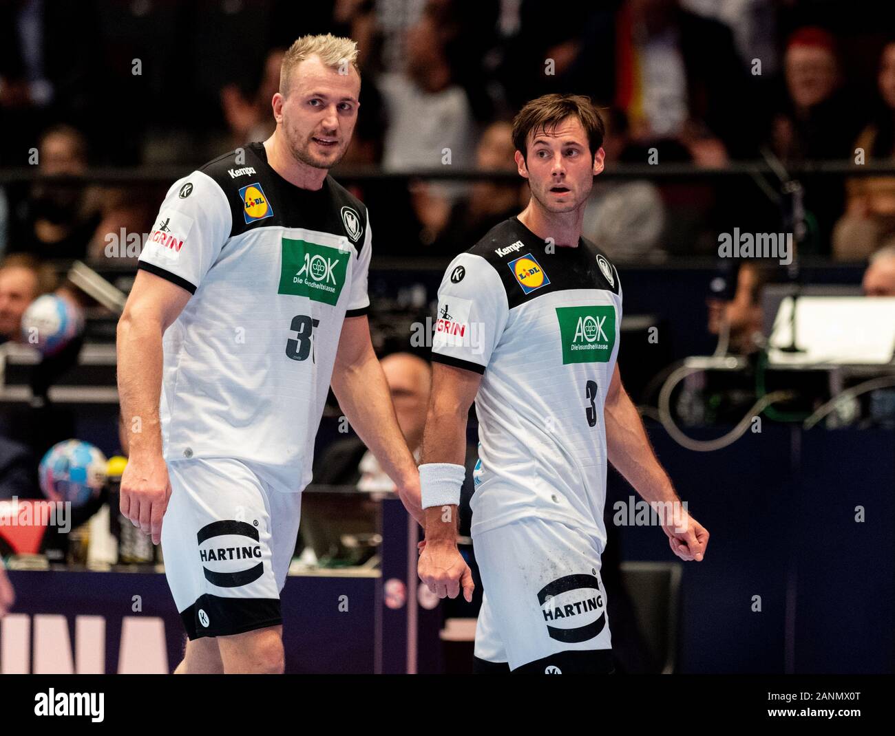 Wien, Österreich. 16 Jan, 2020. Handball: Em, Weißrussland - Deutschland,  Hauptrunde, Gruppe 1, 1. Spieltag. Deutschlands Julius Kühn (l) und Uwe  Gensheimer. Credit: Robert Michael/dpa-Zentralbild/dpa/Alamy leben  Nachrichten Stockfotografie - Alamy