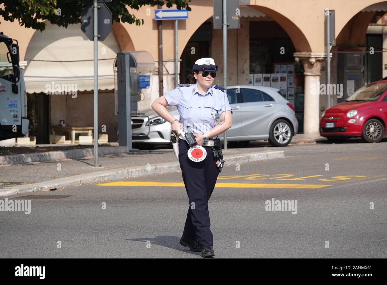 Polizistin (Polizia-Gebietsschema) in Verona, Italien Stockfoto