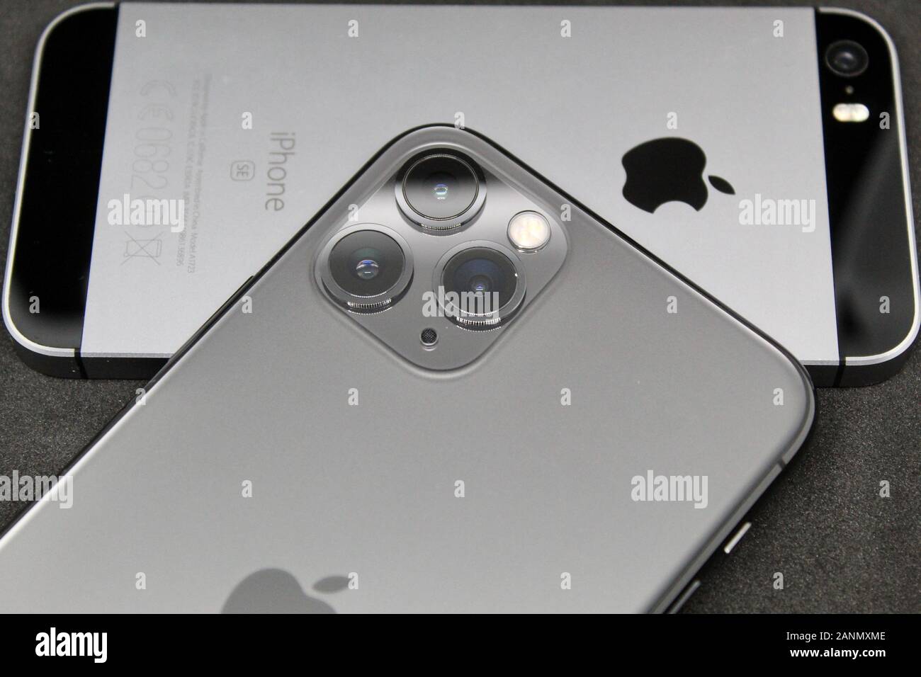 IPhone SE und iPhone 11 Stockfoto