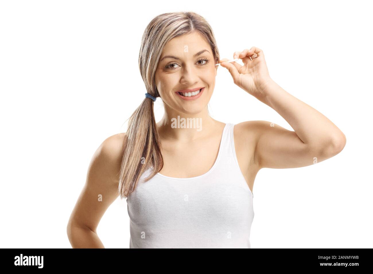 Blonde Frau Reinigung der Ohren mit Wattestäbchen und lächelnd in die Kamera auf weißem Hintergrund Stockfoto