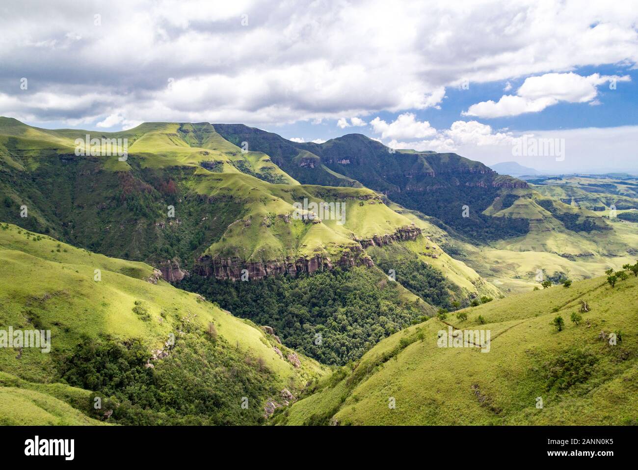 Panoramablick über steile, grüne Berge, Giants Castle Game Reserve, Drakensberge, Südafrika Stockfoto