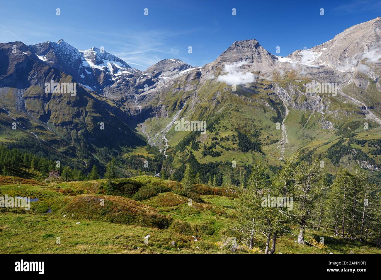 Blick auf Käfertal Alpine Valley und hochgelegenen Gletscher. Fuscherkarkopf, Hohe Dock Peaks von der Großglockner-Hochalpenstraße. Österreichischen Alpen. Stockfoto