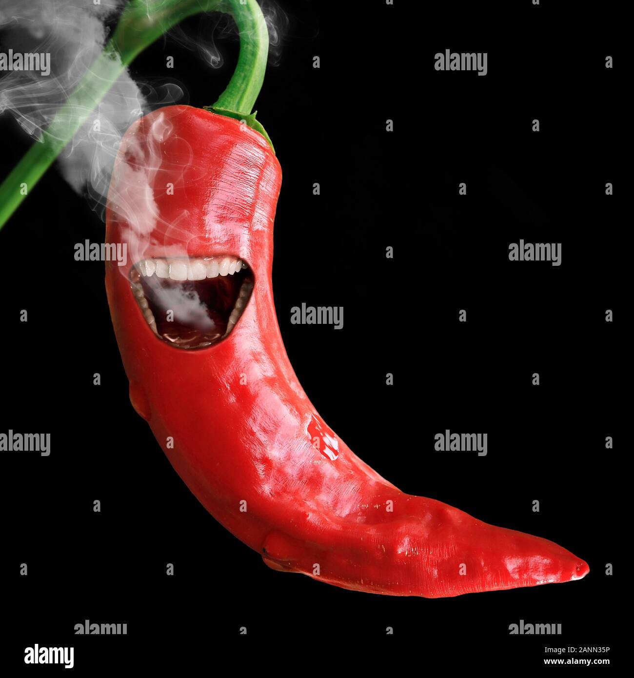 Isolierte Chili in einen Mund mit Rauch aus der es kommt. Spicy Hot Chili Pepper Konzept. Stockfoto