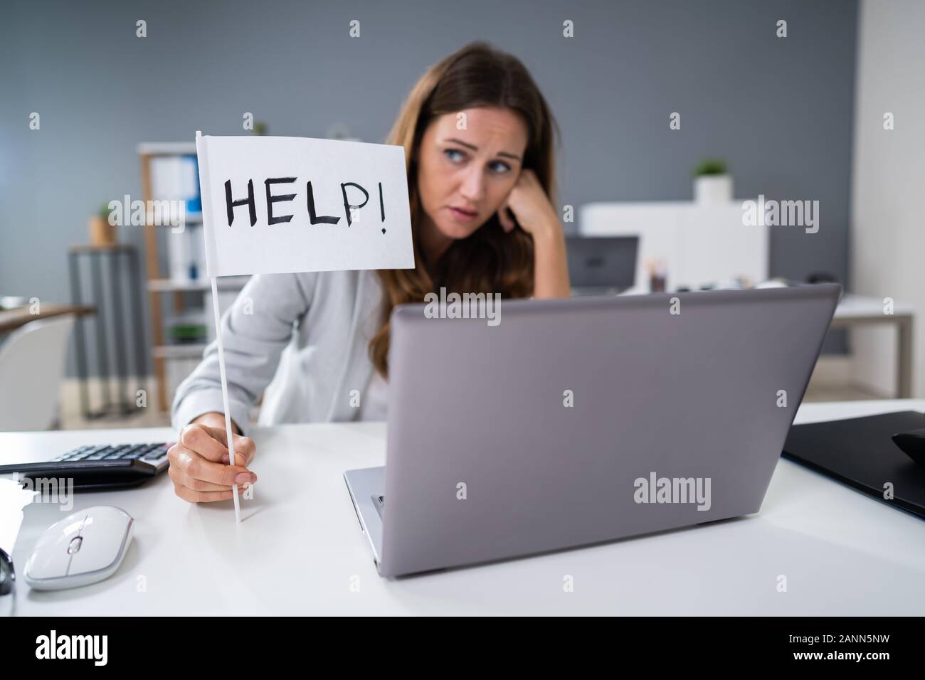Erhöhte Ansicht einer Geschäftsfrau Übersicht Hilfe am Arbeitsplatz im Büro Stockfoto