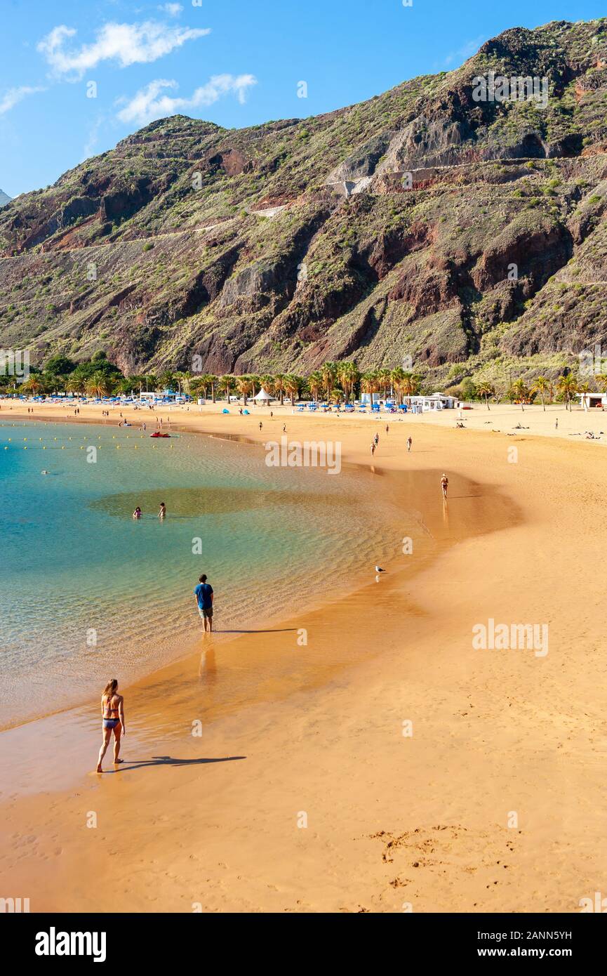 Playa de Las Teresitas ist der schönste Strand auf der Kanarischen Insel Teneriffa. Der weiße Sand aus der Sahara ausgeliefert. Stockfoto