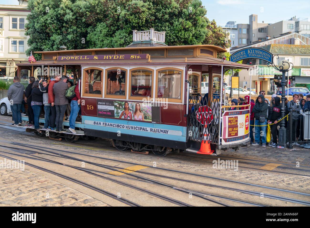 Passagiere, die eine Straßenbahn in San Francisco boten Stockfoto