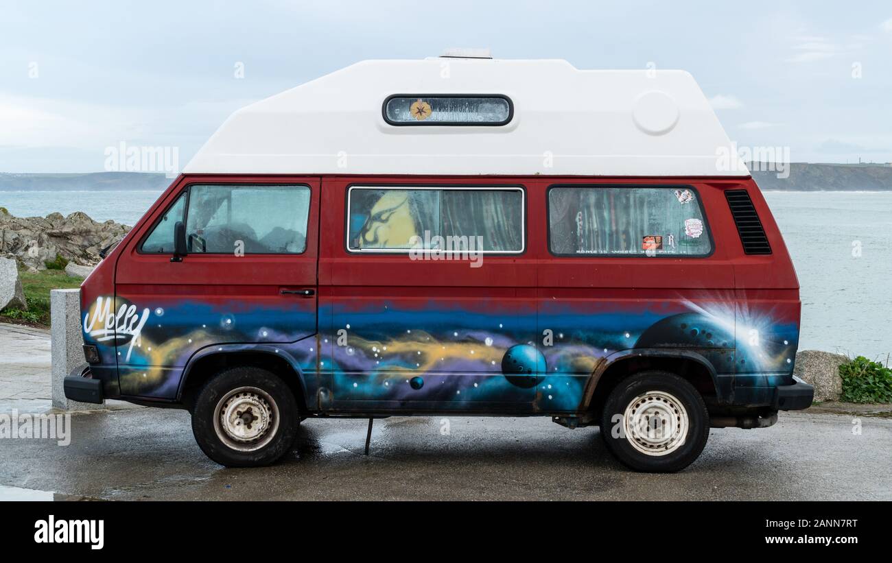 Surfer's Van in Newquay, Cornwall, Großbritannien Stockfoto