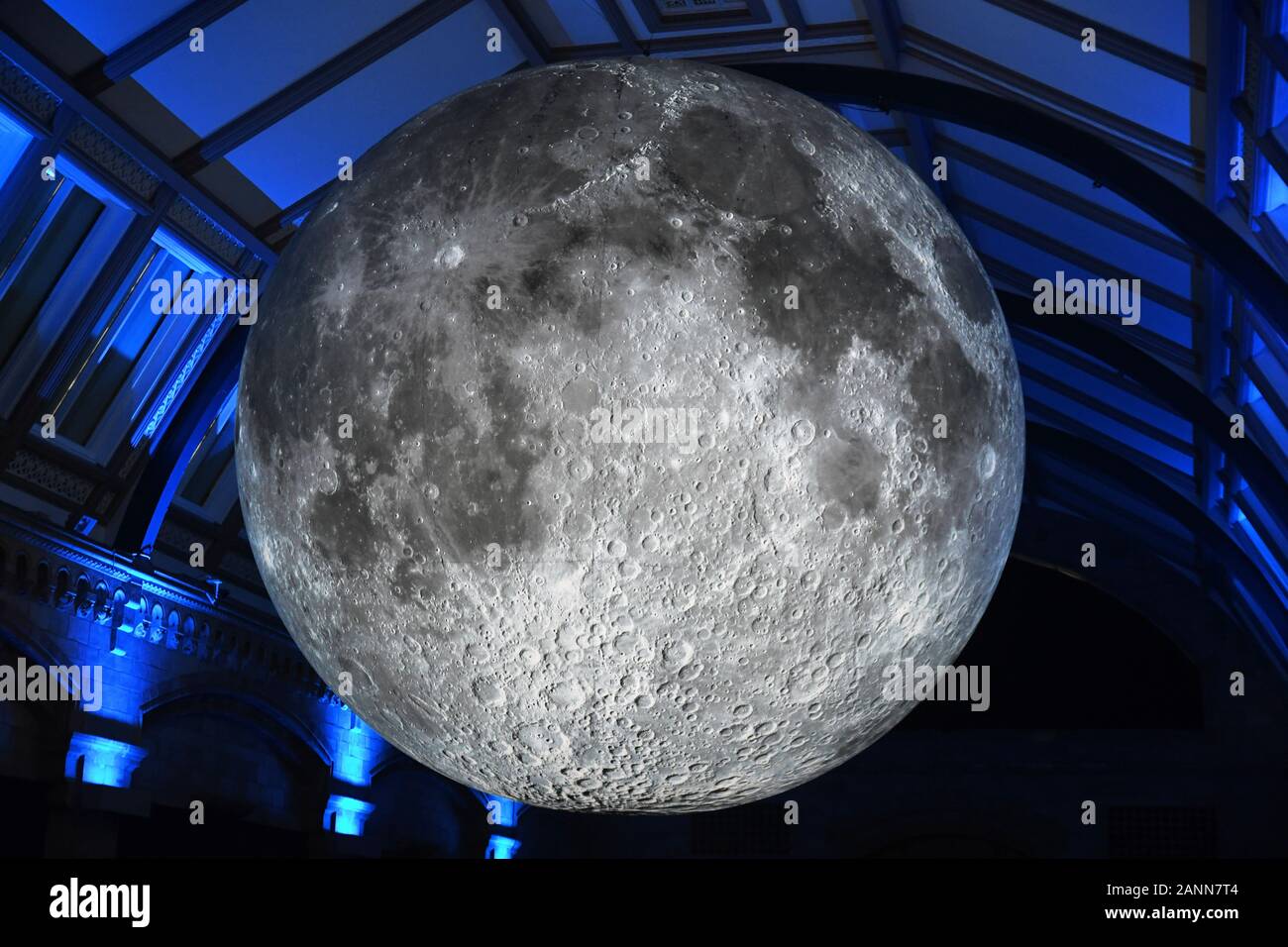 Museum der Mond, ein touring Artwork von britischen Künstler Luke Jerram. Im Natural History Museum, London, England, UK. Mai 2019 - Januar 2020 Stockfoto