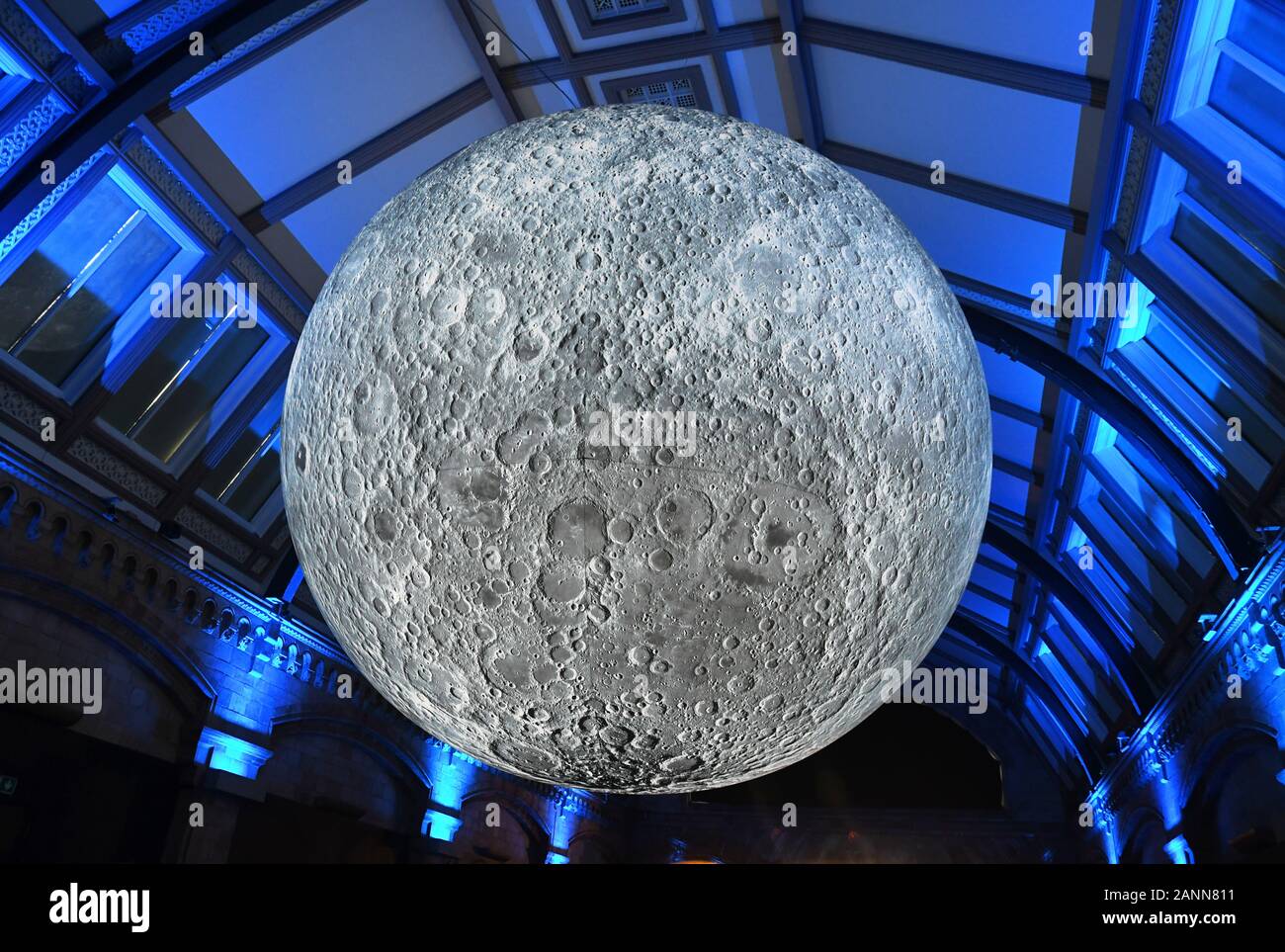 Museum der Mond, ein touring Artwork von britischen Künstler Luke Jerram. Im Natural History Museum, London, England, UK. Mai 2019 - Januar 2020 Stockfoto