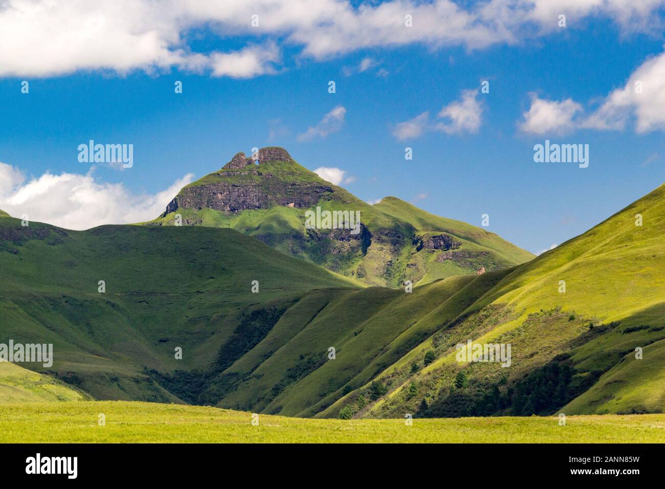 Der Berg "Gatberg' auch bekannt als Intunja und das Nadelöhr, Drakensberge, Giants Castle Game Reserve, Südafrika Stockfoto