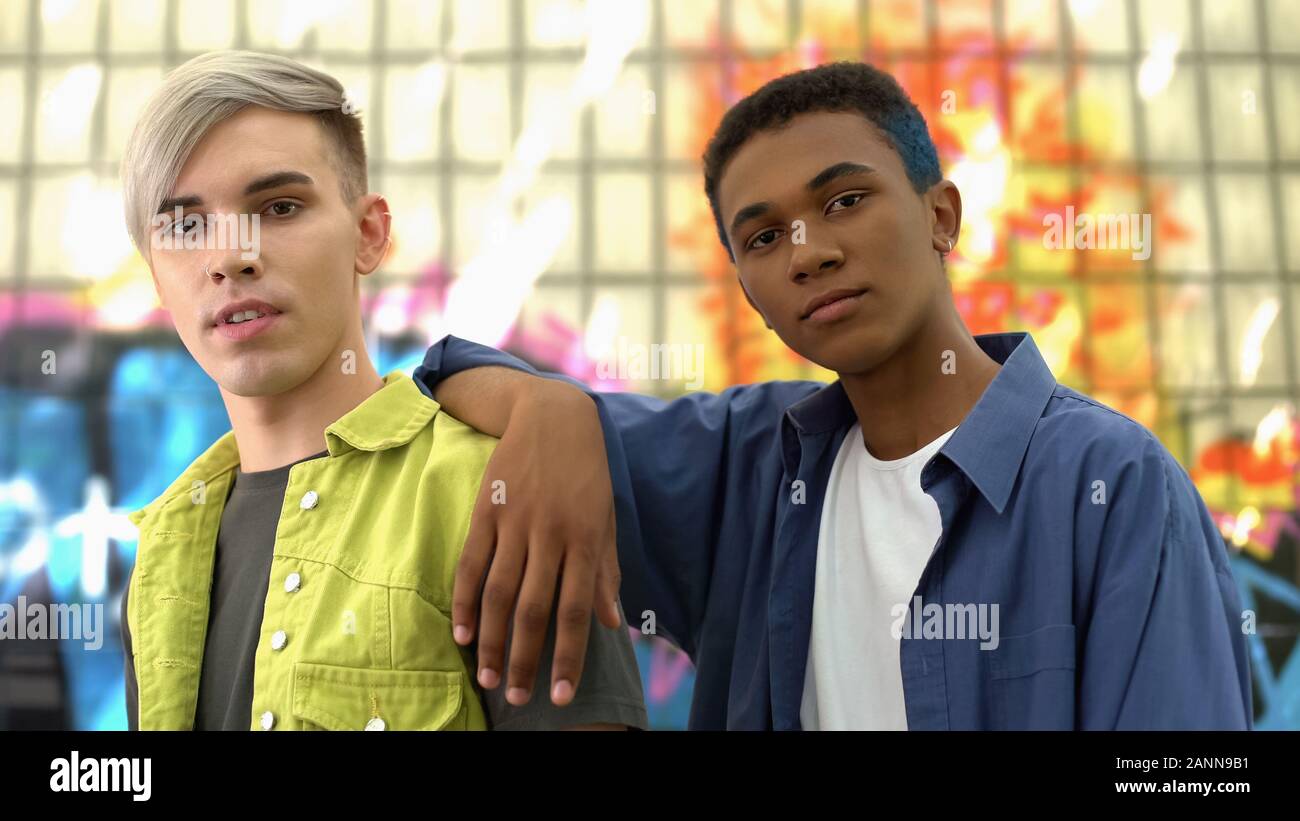 Zwei modischen Jugendliche suchen Kamera, urban fashion trends, Jugendliche Stockfoto