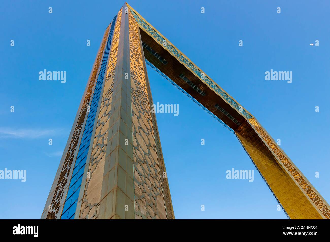 Zabeel Park, Dubai - am 4. Januar 2020: Die Unterseite des Dubai Frame auf einer klaren sonnigen Tag Stockfoto