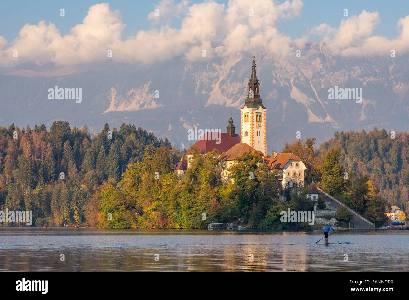 Schöne Kirche in der Mitte der slowenischen Bled See umgeben von Bergen an klaren Tag mit blauen Himmel in Bled, Slowenien umgeben. Reisen Sehenswürdigkeiten und landsca Stockfoto