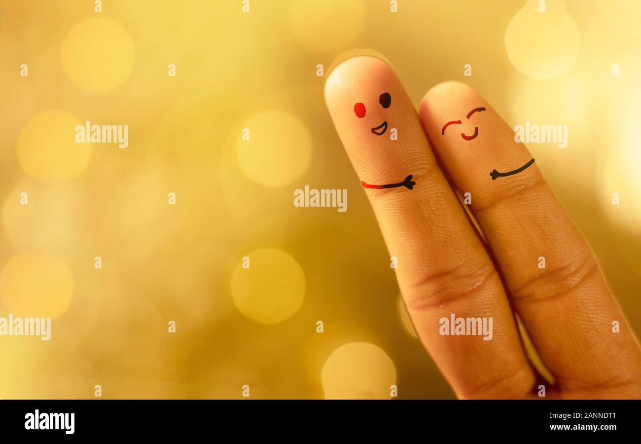 Valentines Day verlieben sich in das Konzept der glücklichen Paare, Gemalt mit lustigen Smiley-Fingern mit Kopierraum. Stockfoto
