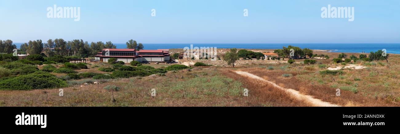 Panorama der Seeküste in der Nähe von Paphos. Der Weg zum Archäologischen Park in der Nähe von Kato Paphos Paphos Hafen. Zypern Stockfoto